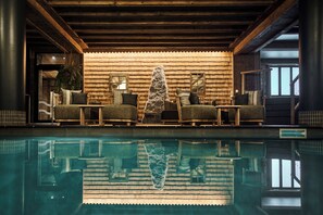 Una piscina cubierta (de 09:00 a 20:00), tumbonas