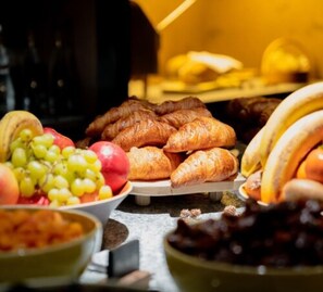 Tägliches Frühstücksbuffet (35 EUR pro Person)