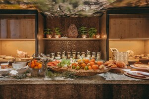 Desayuno buffet diario (EUR 35 por persona)