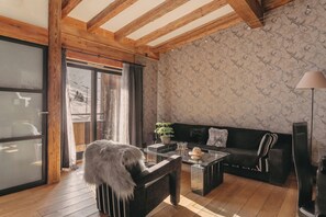 Traditional Suite | Living area