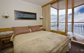 Minibar, in-room safe, individually decorated, individually furnished - Hotel Puerta Del Sol (Lo Barnechea)