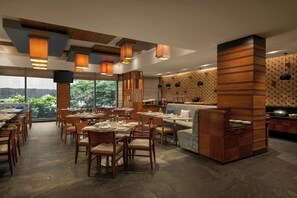 供應早餐、午餐和晚餐，國際料理