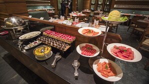 Una mesa de buffet con diversos alimentos y utensilios.