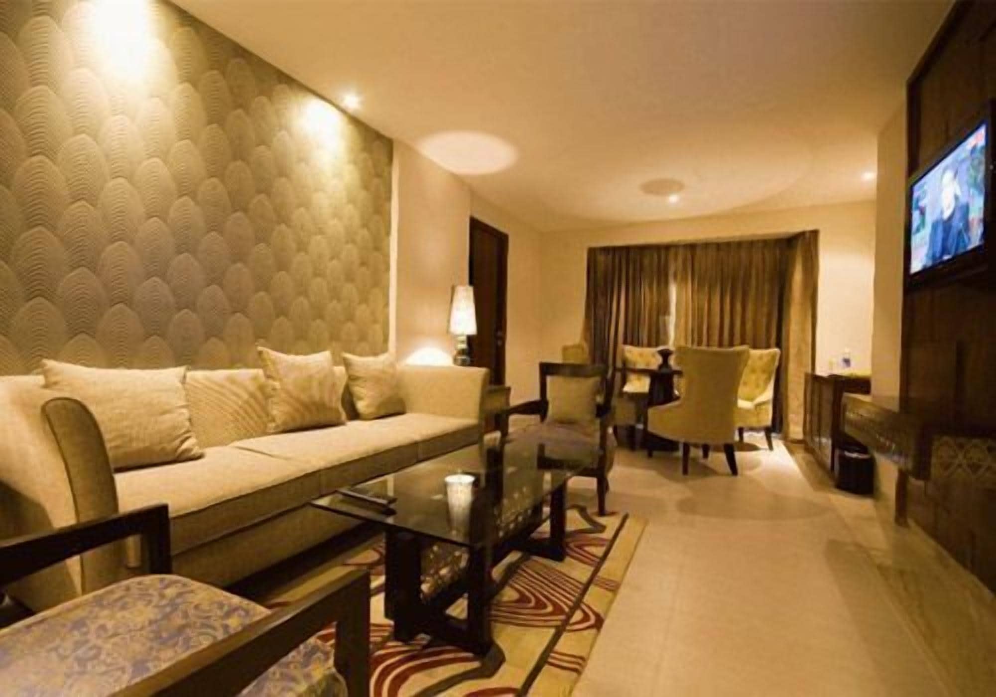 32-inch LCD TV with digital channels, TV