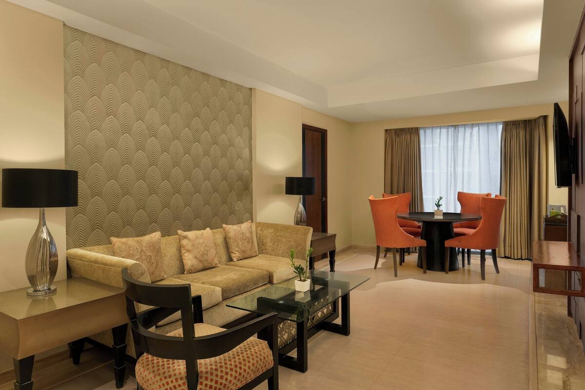 Suite, 1 cama de matrimonio grande, vistas a la ciudad | Sala de estar | Televisión LCD de 32 pulgadas con canales digitales, una televisión