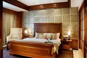 Minibar, brankas, meja kerja, dan kedap suara