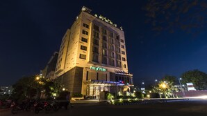 Un hotel de varios pisos con un letrero llamativo que dice "The Fern".