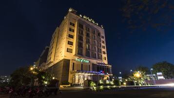 Façana frontal de l'allotjament (vespre/nit)