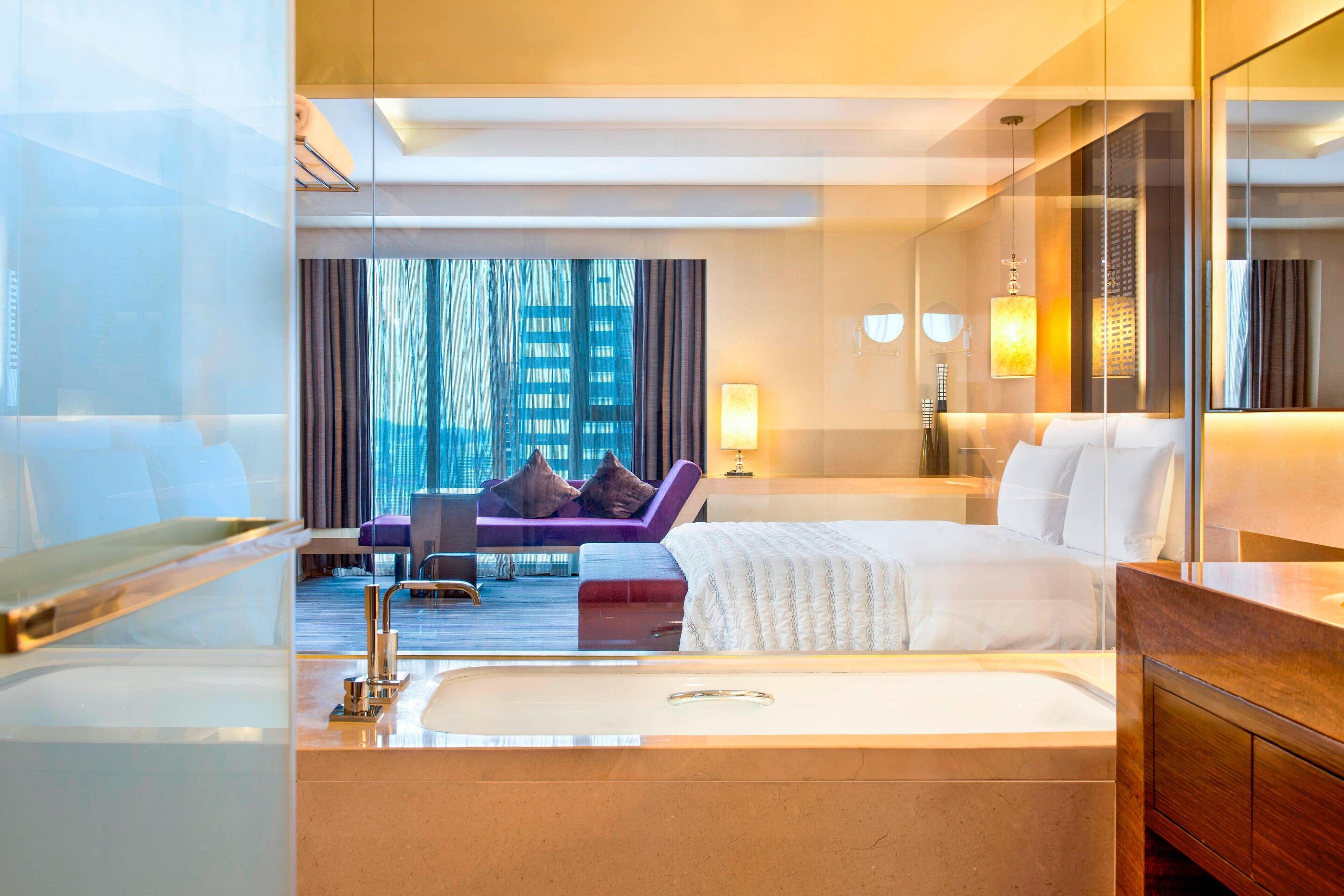 room, 1 king bed | 1 bedroom, minibar, in-room safe, desk