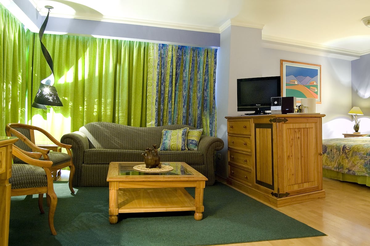 Down comforters, minibar, in-room safe, desk