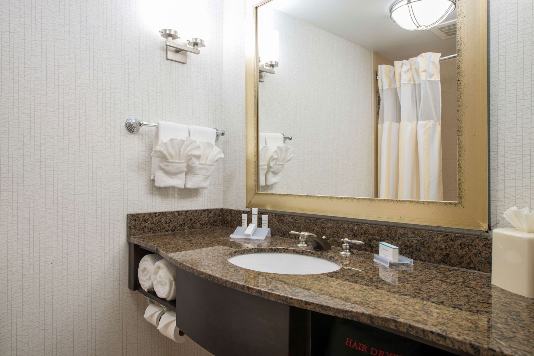 Baño | Tina con regadera, amenidades de baño de diseñador, secadora de cabello 
