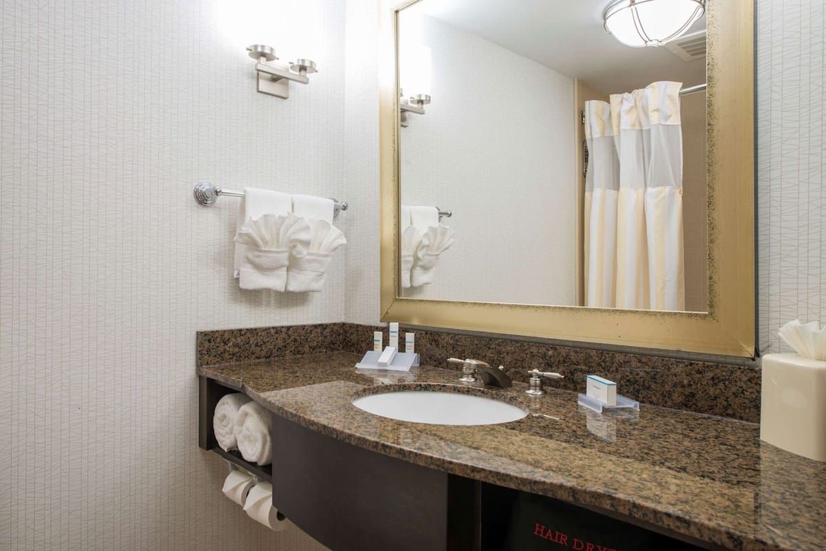 Baño | Tina con regadera, amenidades de baño de diseñador, secadora de cabello