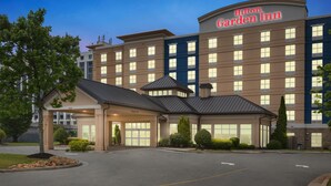 A Hilton Garden Inn with a modern design, featuring a large entrance with a covered area and a prominent sign. - Hilton Garden Inn Atlanta Airport North (Atlanta)