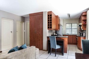 아파트 | 거실 공간 | 위성 채널 시청이 가능한 54인치 LCD TV, TV