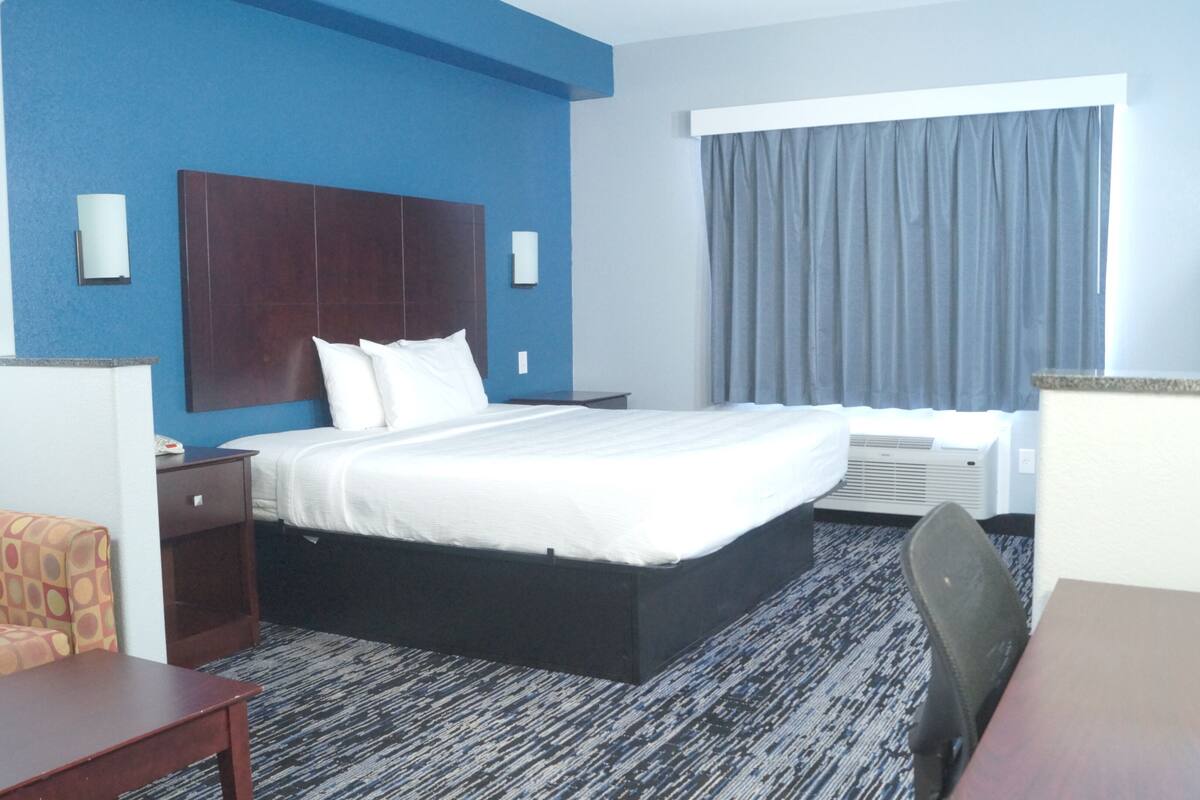 suite, 1 king bed | frette italian sheets, premium bedding, desk, iron/ironing board