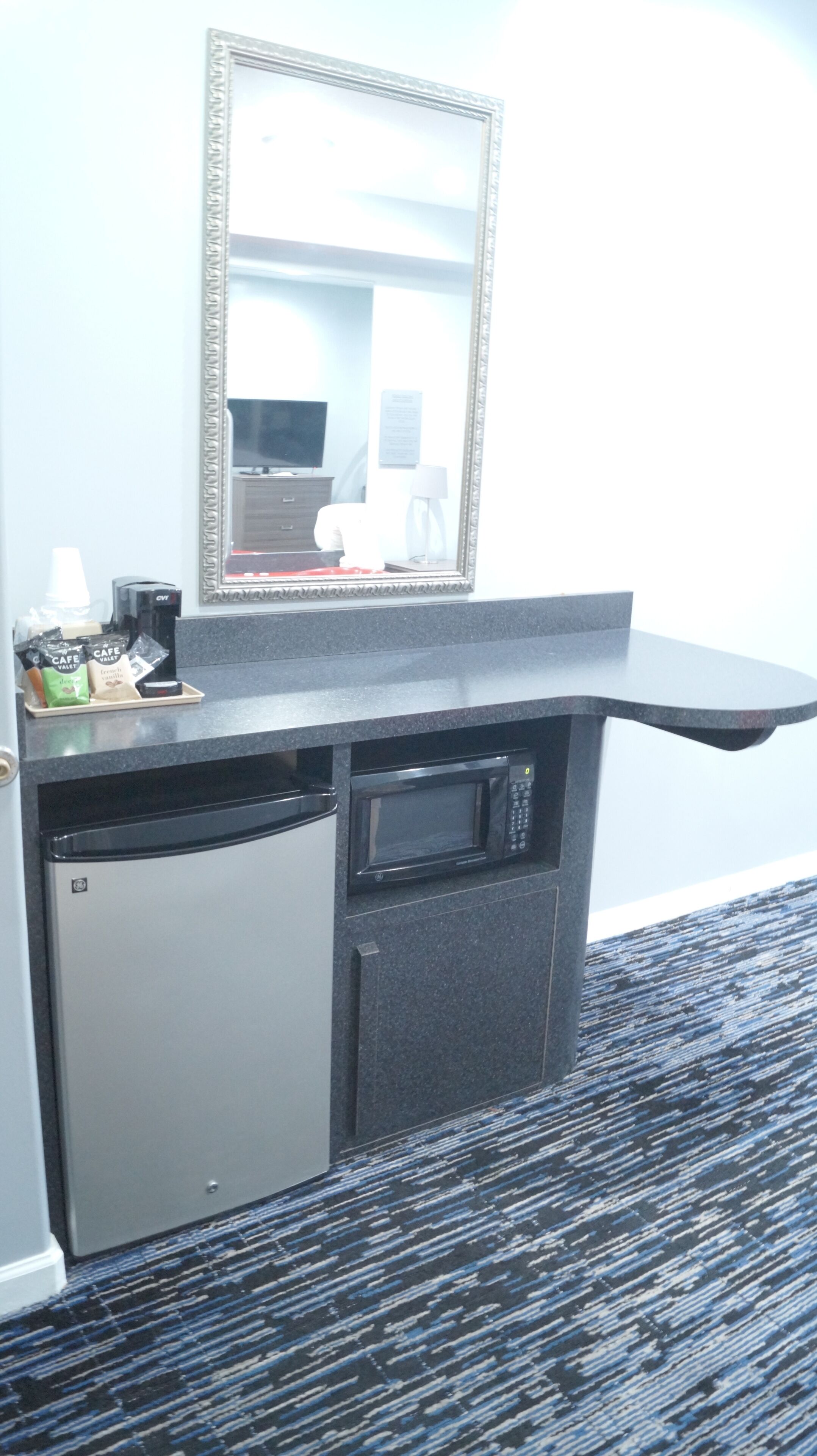 deluxe suite, 1 king bed, jetted tub | frette italian sheets, premium bedding, desk, iron/ironing board