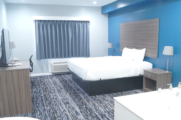 Deluxe Suite, 1 King Bed, Jetted Tub | 1 bedroom, Frette Italian sheets, premium bedding, desk