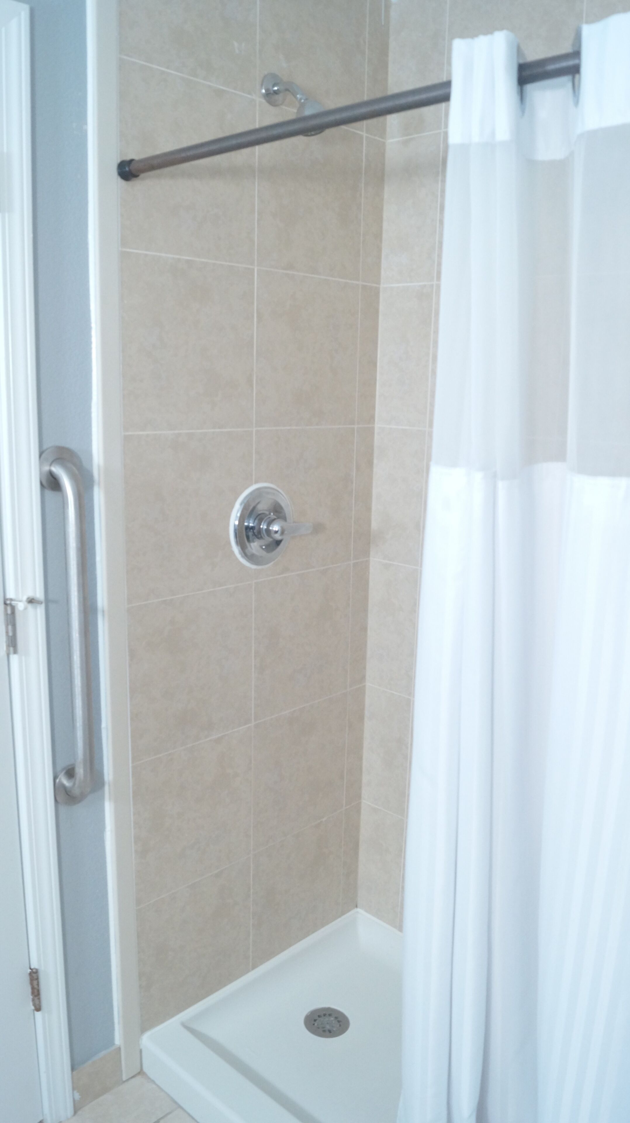 deluxe suite, 1 king bed, jetted tub | bathroom shower