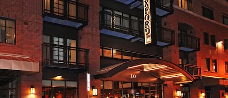 施設の正面 (日没後)