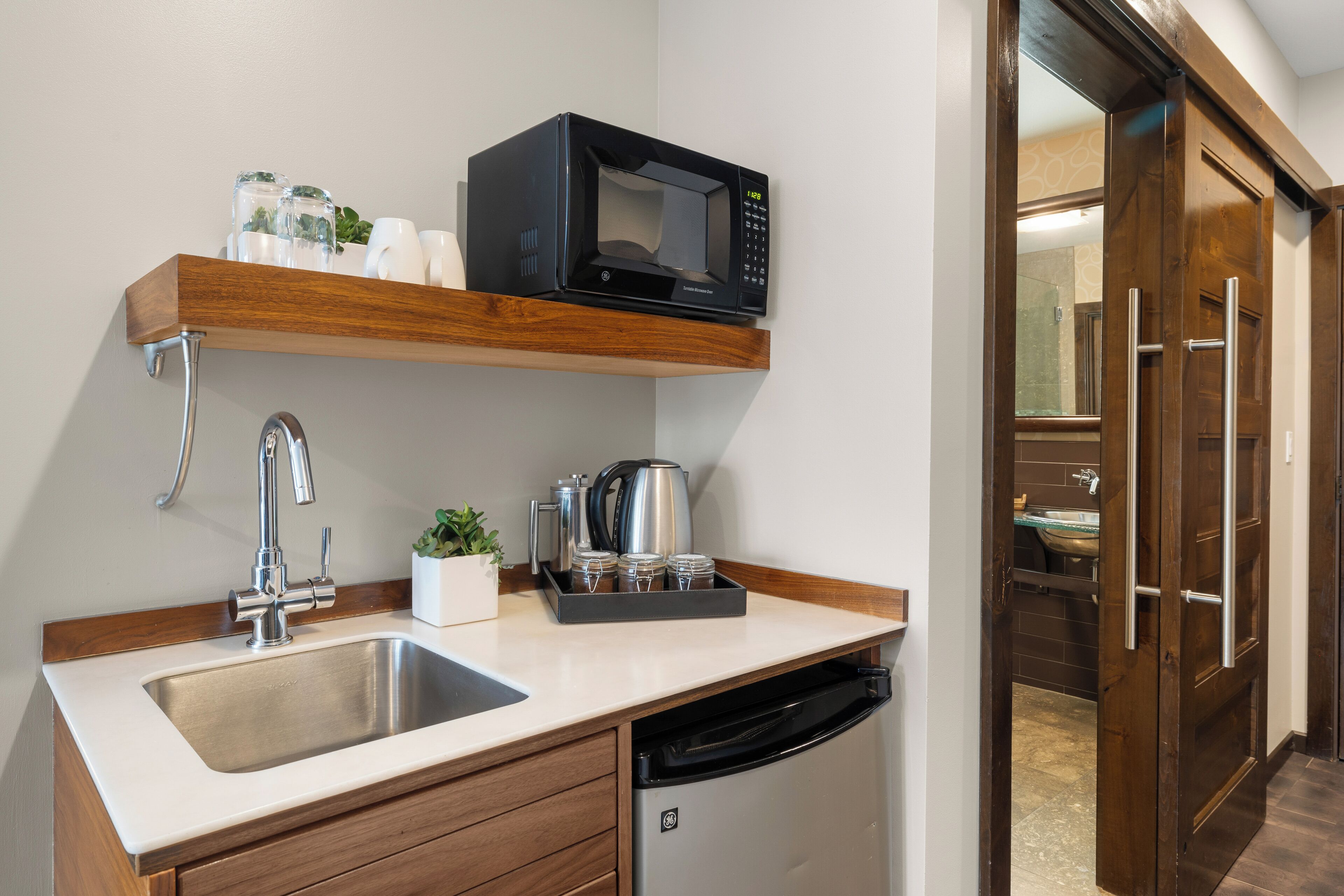 boutique 2 queen | hypo-allergenic bedding, down duvets, in-room safe, desk