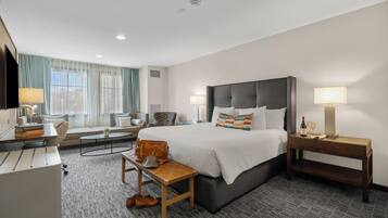 Boutique King | Hypo-allergenic bedding, down comforters, in-room safe, desk