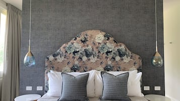 Suite, 1 cama King size | Ropa de cama de alta calidad, minibar, escritorio y cortinas blackout
