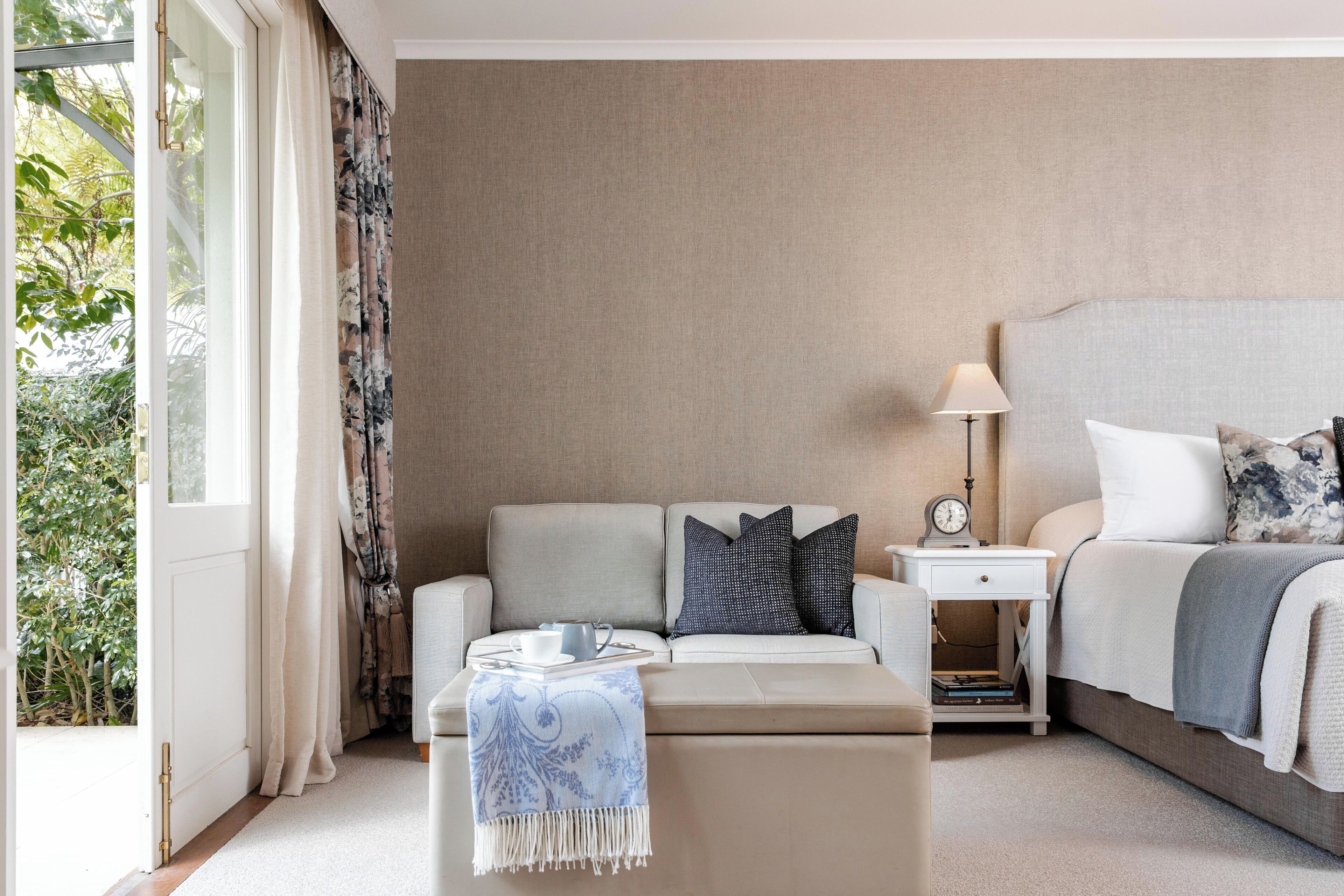 Deluxe Room | Seprai premium, minibar, meja kerja, dan tirai kedap cahaya