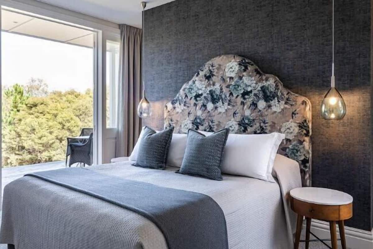 Premium bedding, minibar, desk, blackout curtains