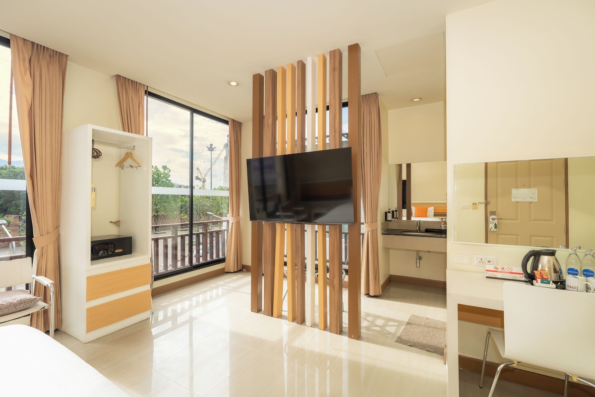 Deluxe kamer, hoek | Een minibar, een kluis op de kamer, een bureau, verduisterende gordijnen