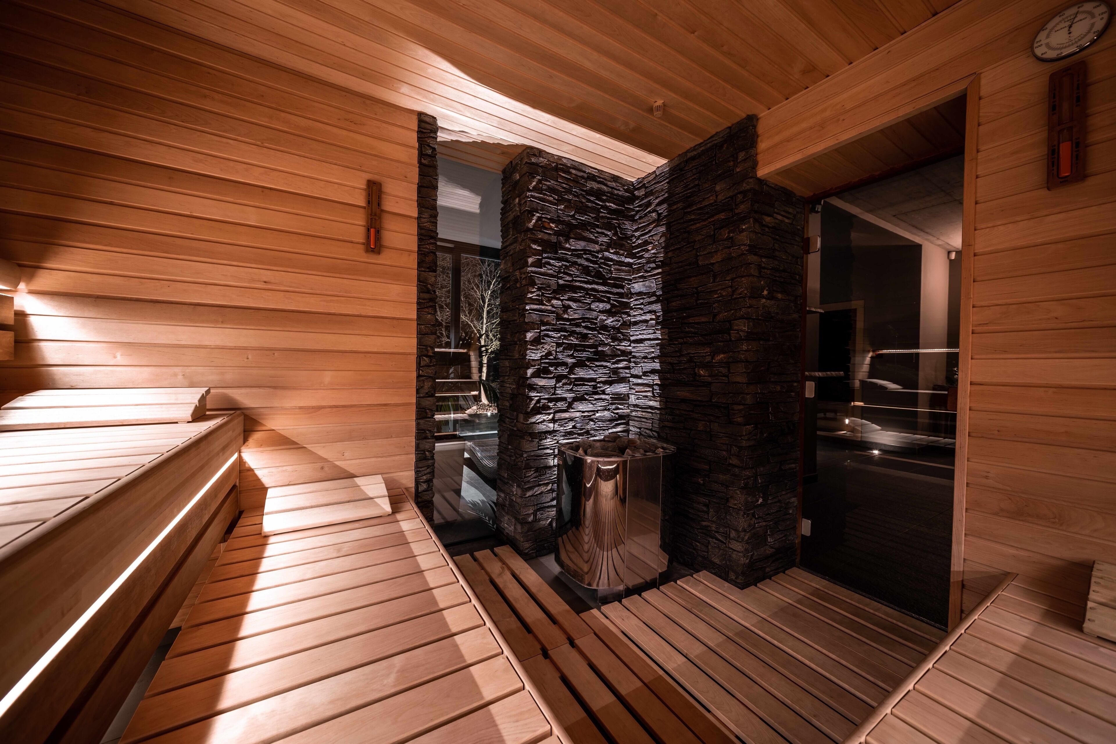 Sauna, hot tub, steam room, body treatments, aromatherapy