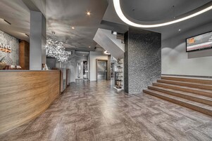 ฝ่ายต้อนรับ