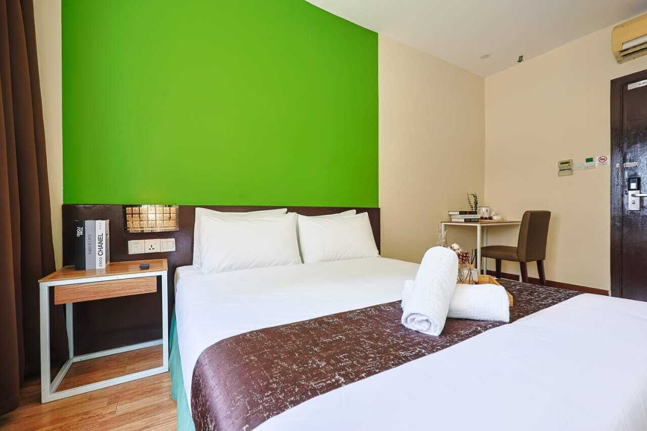 Ein Hotelzimmer mit einem großen Bett, einem Schreibtisch und einem Stuhl.