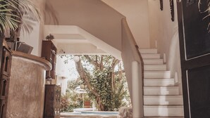Gradi diuen a zona de piscina amb vista a arbres i un patí.