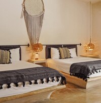 Colchones Select Comfort y caja de seguridad en la habitación 