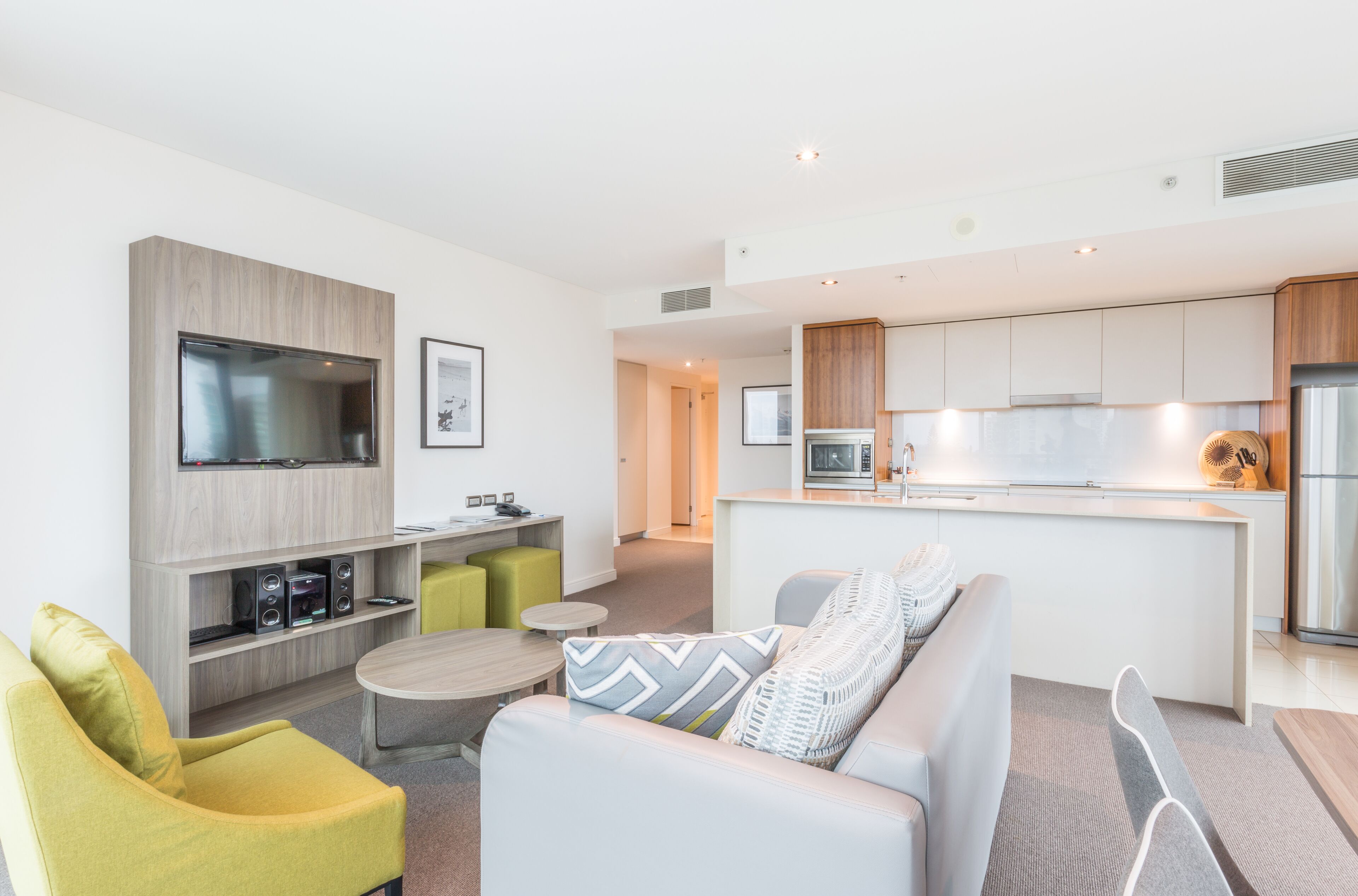 two-bedroom apartment low floor | living area | 40-cm tv with digital channels