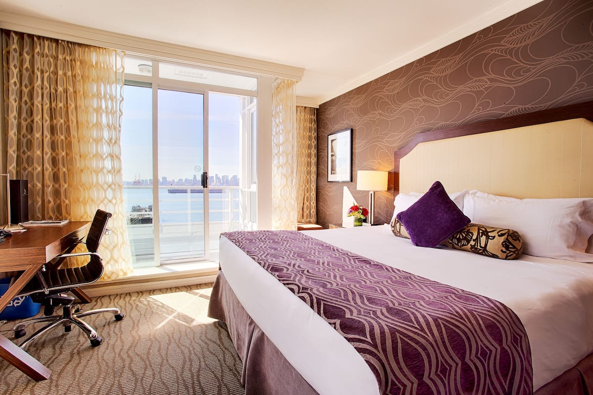 superior room, 1 king bed, balcony | minibar, in-room safe, desk, laptop workspace