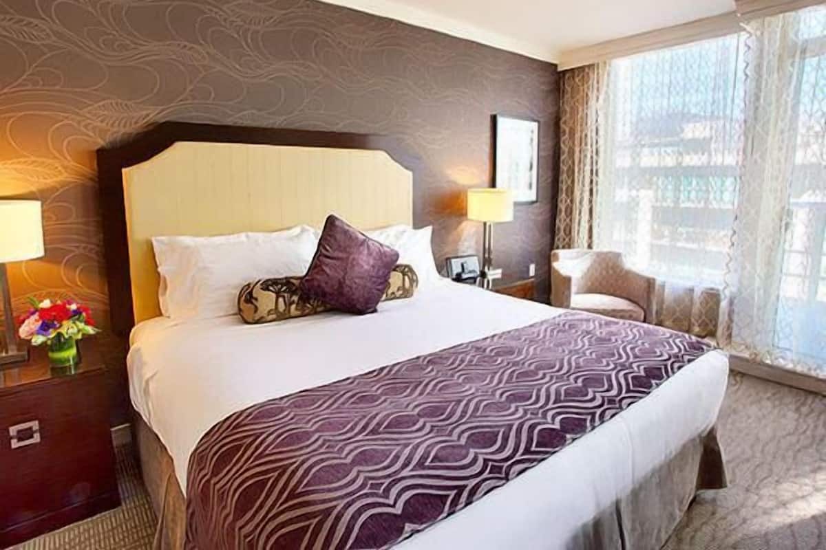 Minibar, coffres-forts dans les chambres, bureau