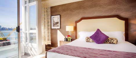 Een minibar, een kluis op de kamer, een bureau, een laptopwerkplek