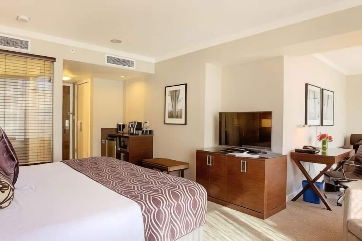 Minibar, coffres-forts dans les chambres, bureau