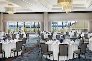 Banquet hall - Pinnacle Hotel at the Pier (North Vancouver)