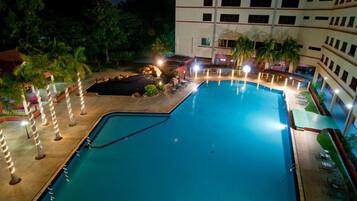 Hồ bơi ngoài trời | 2 hồ bơi ngoài trời, dù/ô trên bãi biển/hồ bơi, ghế dài tắm nắng