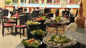 Desayuno buffet todos los días (con cargo) 
