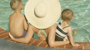Piscine extérieure, parasols de plage, chaises longues