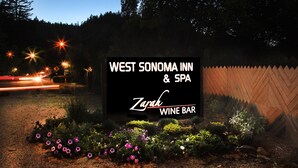 Señal del West Sonoma Inn & Spa con un bar de vinos llamado Zarah.