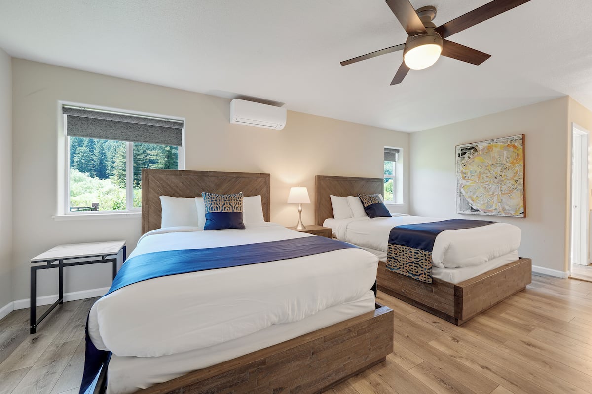 Egyptian cotton sheets, premium bedding, pillowtop beds, desk
