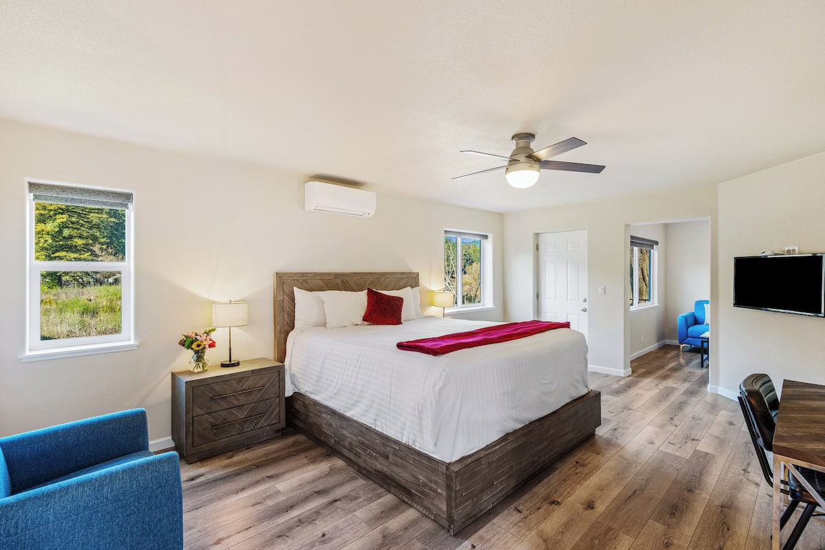 Deluxe-Suite, 1 King-Bett, Kochnische, Talblick | 1 Schlafzimmer, Bettwäsche aus ägyptischer Baumwolle