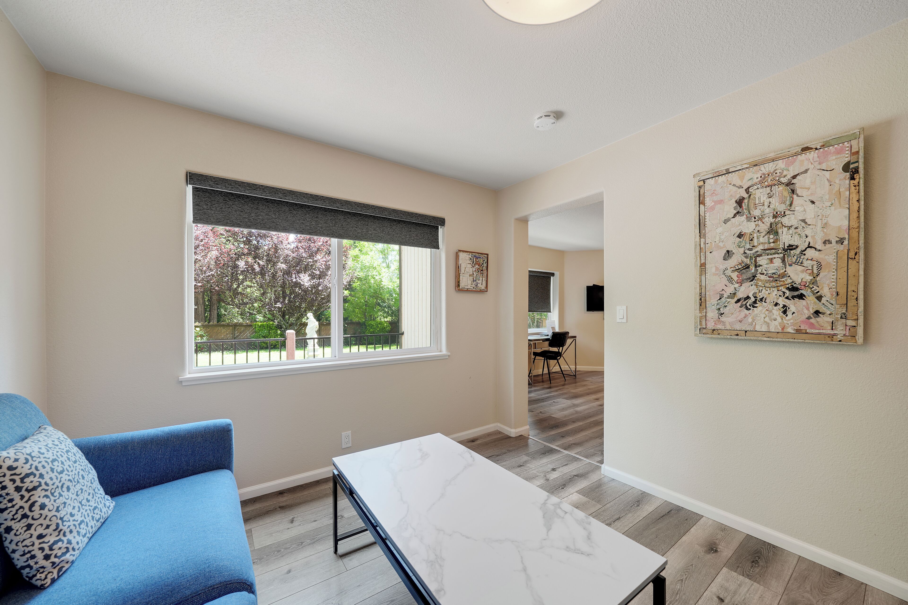 Standard Suite, 1 King Bed | Living area | Flat-screen TV