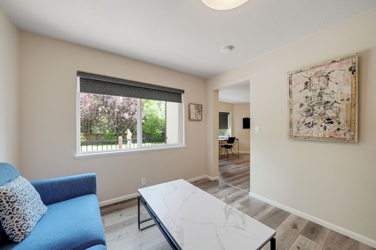 Standard Suite, 1 King Bed | Living area | Flat-screen TV