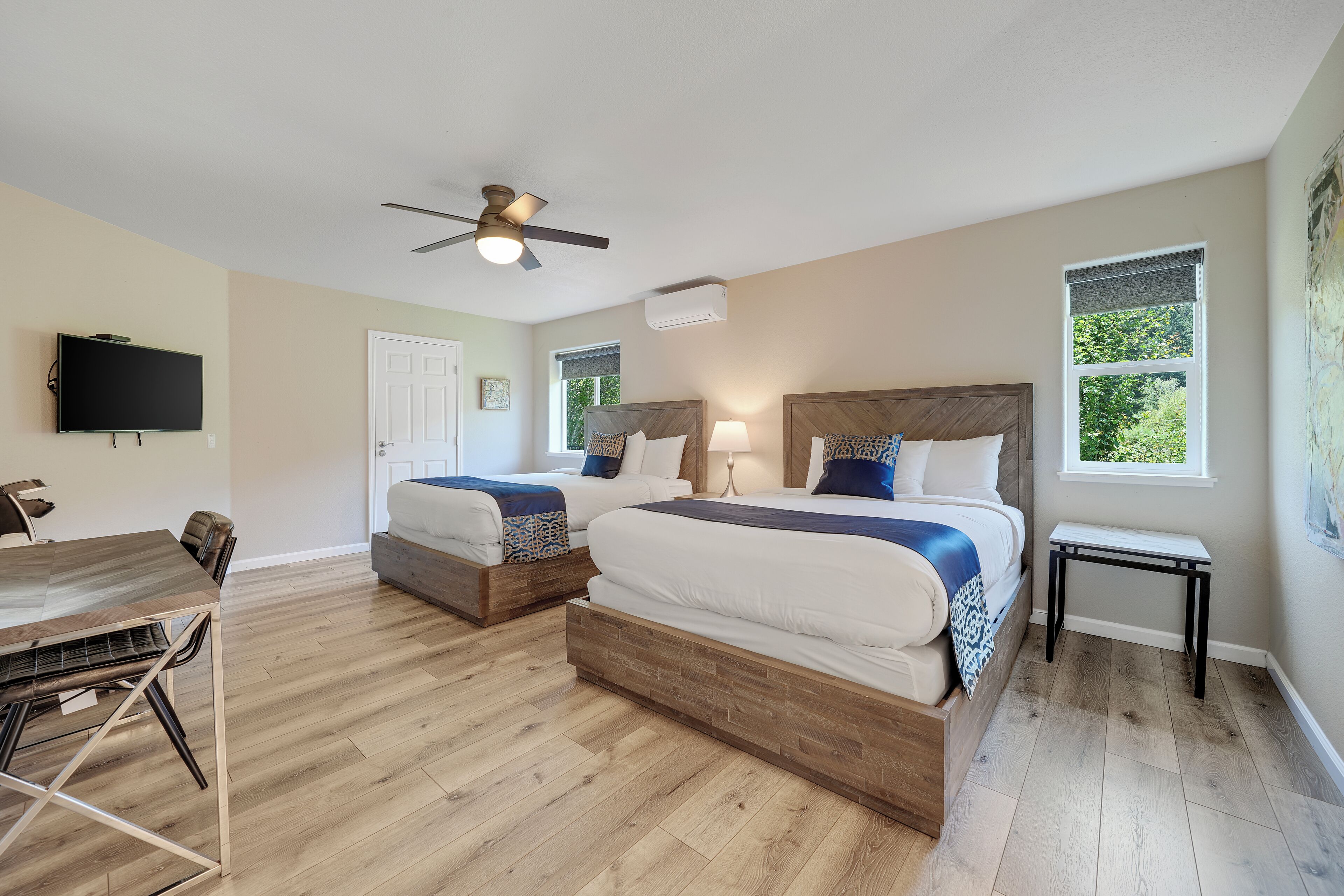 Egyptian cotton sheets, premium bedding, pillowtop beds, desk