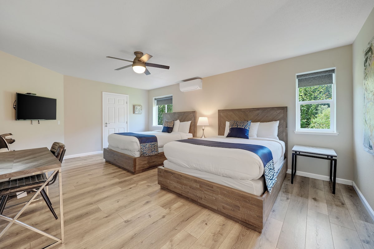 Egyptian cotton sheets, premium bedding, pillowtop beds, desk